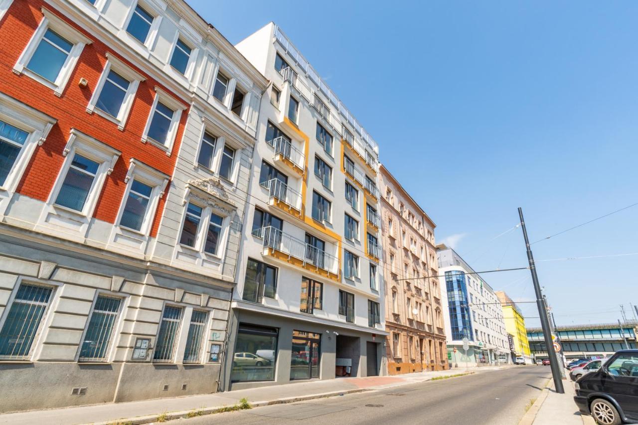 City Center Penthouse: Modern One-Bedroom with Free Parking - Prague — Photos 1